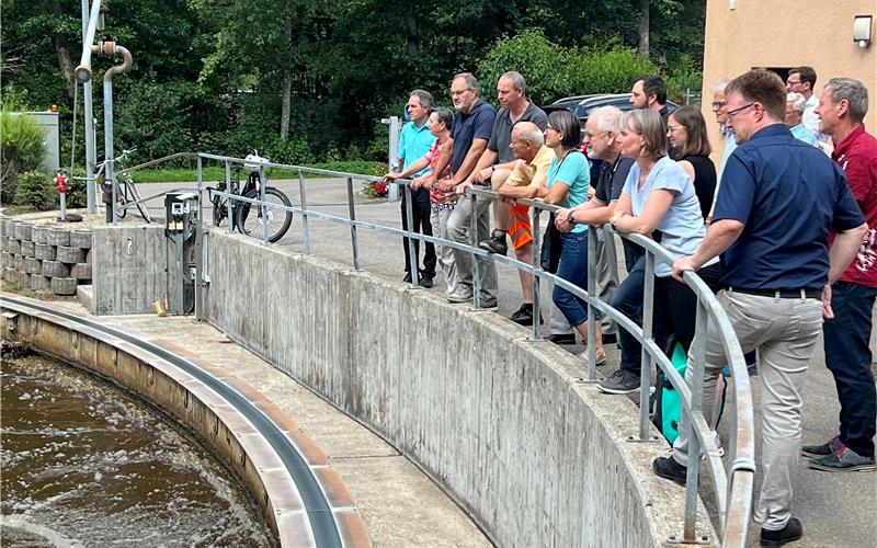 Der Wildberger Gemeinderat machte sich ein Bild von der Kläranlage, wo in den kommenden Jahren einige Sanierungsmaßnahmen erforderlich werden. GB-Foto: Priestersbach