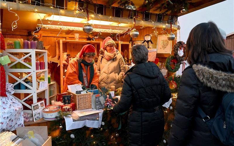 Der Wintermarkt „Hüttenzauber“ der Evangelisch-methodistischen Kirche versprüht eine besondere AtmosphäreGB-Foto: Holom