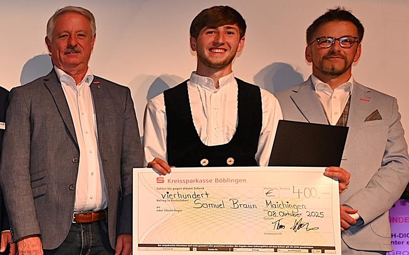 Der Zimmerer Samuel Braun (Bildmitte) erhielt als Jahrgangsbester von Ehren-Kreishandwerksmeister Wolfgang Gastel (links) und Kreishandwerksmeister Hartmut Nietsch einen Stipendiumsscheck. GB-Foto: Reichert