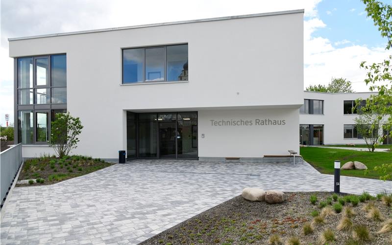 Teamorientiertes Arbeiten Service und Bürgernähe Der Zugang zum Technisches Rathaus befindet sich auf dem begrünten Dach des Seeländer-Einkaufszentrums