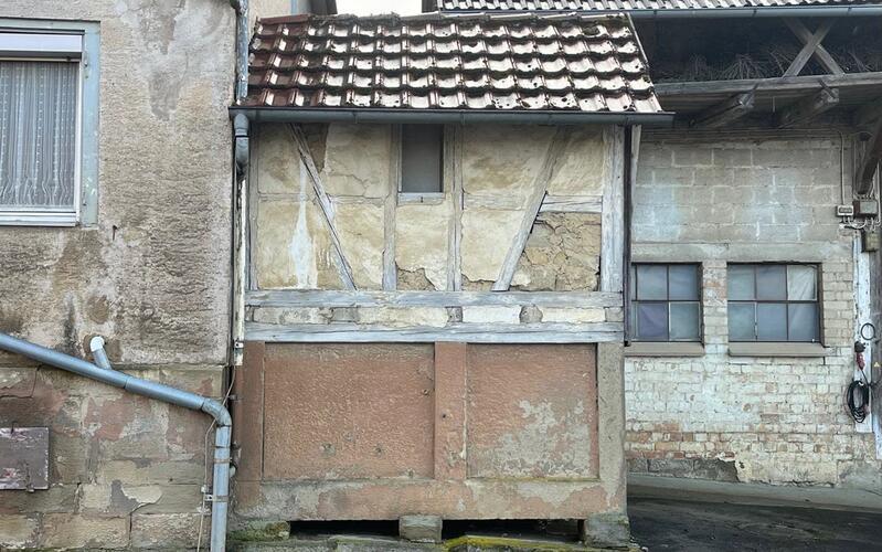 Der alte Schweinestall von 1850 (links) soll ein Heimatmuseum neben der Kirche am Dorfplatz werden. Rechts hat die KI überlegt, wie dies aussehen könnte. GB-Fotos: gb