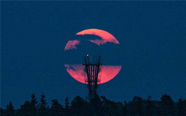 Der aufgehende Heumond beleuchtet den Schönbuchturm (aufgenommen von Ingrid Andor aus Nebringen)