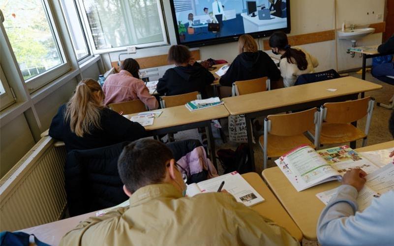 Der aus der Ukraine geflohne Schüler Konstantin (vorne links) arbeitet in der Deutsch Fördergruppe des Albertus-Magnus-Gymnasiums. Foto: Henning Kaiser/dpa