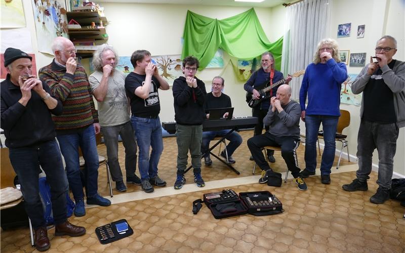Der autistische Tom Meadowcroft (Fünfter von links), dahinter sein Vater John am Klavier und neben ihm (Vierter von links) Mundharmonika-Lehrer Ralf Brendle sowie die Jettinger Mundharmonika-Gruppe. GB-Foto: Stadler