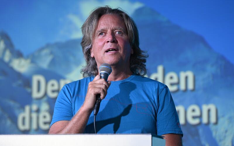 Der blinde Bergsteiger Andy Holzer bei seinem Vortrag bei DMT. GB-Foto: Reichert