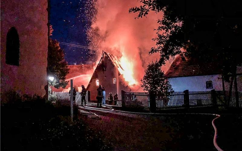 500 000 Euro Schaden nach Schuppen-Brand Der brennende Schuppen in Merklingen GB-Foto: SDMG/Dettenmeyer
