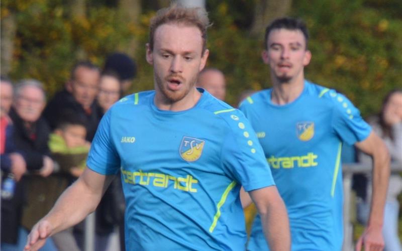 Der ehemalige Herrenberger Marcel Sigloch (links) erzielte per Strafstoß das 1:0 für den TSV Ehningen, verschuldete kurz darauf aber einen Foulelfmeter.GB-Foto: Zvizdiç