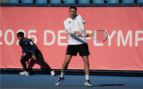Der ehemalige Herrenberger Spieler Luca Steen – hier bei einem beidhändigen Rückhand-Return – hat die Spielzüge immer angesagt. GB-Foto: DGSV
