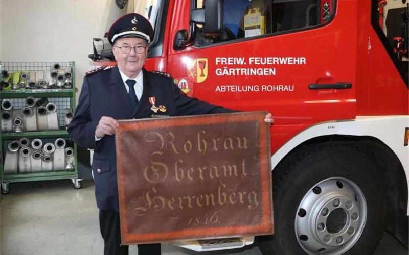 Der ehemalige Kommandant Hans Süßer mit einer Rohrau-Fahne aus Leder im Januar 2016, zwei Monate vor seinem Tod. GB-Foto (Archiv): Bäuerle