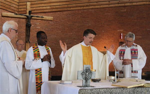 Der erst kürzlich zum Priester geweihte Laurenz Zwior (am Altaer) feierte seine Nachprimiz in der St.-Martins-Kirche mit (von links) Reiner Debert, Diakon Klaus Hilbert, Emmanuel Adjei Antwi und Markus Ziegler.GB-Foto: Baum