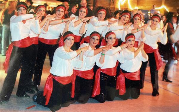Der erste Auftritt der „S’Kayh Dancers“ bei der Fasnet 2007 mit (hintere Reihe von links) Sandra Kronauer, Anka Maurer, Sonja Nuber, Stefanie Lemke, Karin Marquardt, Susanne Ebner, Christine Stöckermann, Marion Bennett, (vordere Reihe von links) Birgit Däuble, Stefanie Weil, Melanie Zähler und Regina Keilig. GB-Foto (Archiv): gb