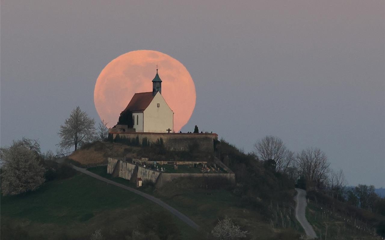 Der erste Frühlingsvollmond kündigt pünktlich am Vorabend das Osterfest an der W...