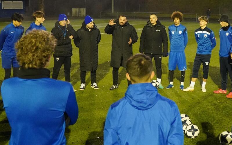 „Der erste Monat ist komplett für das Thema Disziplin draufgegangen“: Ihsan Basaran (Mitte) gestikulierend im Mannschaftskreis, neben ihm stehend sein Trainerkollege Noah Welter (Zweiter von rechts). GB-Foto: gb