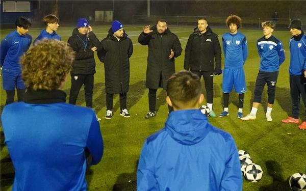 „Der erste Monat ist komplett für das Thema Disziplin draufgegangen“: Ihsan Basaran (Mitte) gestikulierend im Mannschaftskreis, neben ihm stehend sein Trainerkollege Noah Welter (Zweiter von rechts). GB-Foto: gb