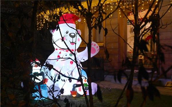 Der erste Schneemann steht (gesehen in Öschelbronn) GB-Foto: Holom