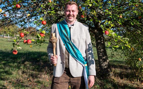 Der erste Streuobstkönig Jahn-Louis Blessing ist gerne in der Natur – und will sein Faible gerade auch an junge Menschen weitergeben. GB-Foto: Nüßle