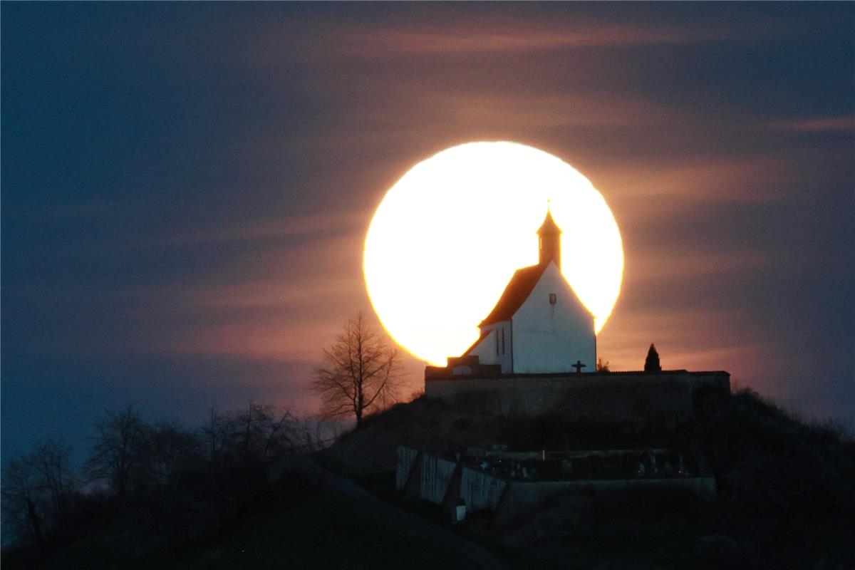 Der erste Vollmond im Frühling läutete am Montag an der Wurmlinger Kapelle die K...