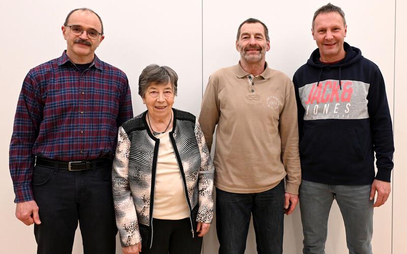 Der erste Vorsitzende Claus Rothkopf (links) ehrte für 50 Jahre im Verein (von rechts) Wolfgang Kindler, Norbert Hohl und Gretel Walz. GB-Fotos: Holom/gb
