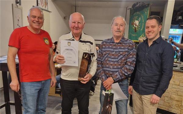 Der erste Vorsitzende Wolfgang Engel (links) ehrte zusammen mit dem zweiten Vorsitzenden Marc Sautter (rechts) die Jubilare Lothar Killinger (Zweiter von links) und Wolfgang Ihring. GB-Foto