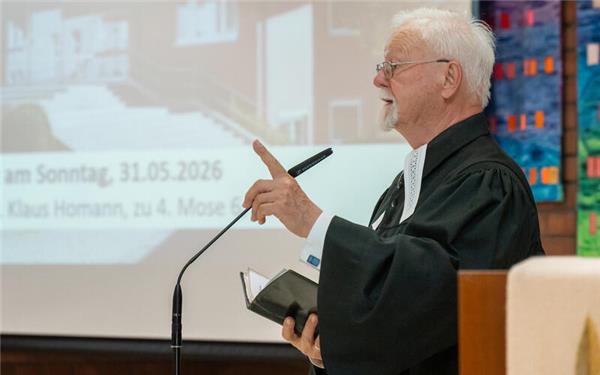 Der frühere Pfarrer und Dekan des Kirchenbezirks Herrenberg, Klaus Homann, segnet die erste Gemeinde, die er als Pfarrer betreute, noch einmal. Die Öschelbronner Kirche ist zu diesem Anlass gut besucht. GB-Foto: Vecsey