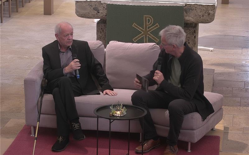 Der frühere Staatsanwalt Kurt Schrimm (links) im Gespräch mit Kirchengemeinderat Jens Geissler. GB-Foto: Straub