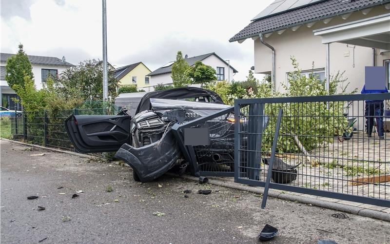 Der im Gartenzaun verkeilte Audi in Affstätt GB-Foto: SDMG/Dettenmeyer
