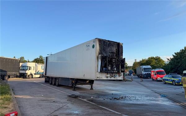 Der in Brand geratene Anhänger auf dem Parkplatz.GB-Foto: Dettenmayer