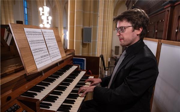 Der in Luzern lebende Organist und Musikprofessor Freddie James ist in London geboren – und liebt die englische Musik, wie auch sein Auftritt in der Stiftskirche zeigte. GB-Foto: Schmidt