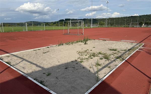 Der in die Jahre gekommene Tartanplatz soll saniert und für den Schul-, Vereins- sowie Freizeitsport nutzbar gemacht werden. GB-Foto: Priestersbach