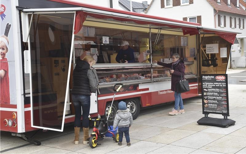 Der mobile Laden der Metzgerei Häfele wird gut angenommen. GB-Foto: Reichert