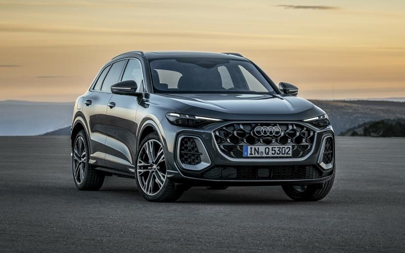 Audi präsentiert die dritte Generation des Q5 Der neue Audi Q5 SUV in der Farbe „Daytona grey perl effect“: Der agile und selbstbewusste Charakter des Autos zeigt sich bereits in der Front. GB-Foto: Audi AG