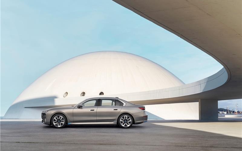 Exklusives Privat-Kino auf Rädern Der neue BMW 7er – hier die reinelektrische Variante: Weltweit gibt esdas Modell ausschließlich in einerKarosserievariante mit langemRadstand. So wird maximaler Raumkomfort im Fondgarantiert.GB-Fotos: gb