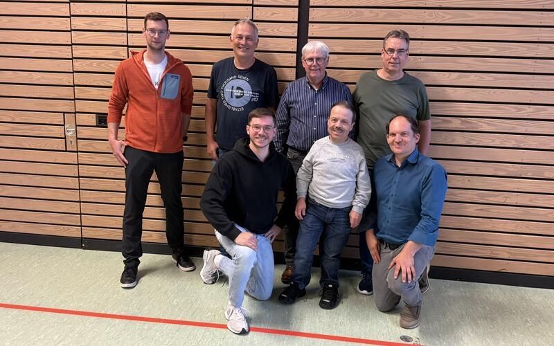 Der neue Bezirksausschuss mit (hinten von links) Michael Kocheisen (Ressortleiter Einzelsport), Thomas Holzapfel (Ressortleiter Öffentlichkeitsarbeit), Hans Martin (Bezirksvorsitzender), Ralph Decker (Ressortleiter Damen), (vorne von links) Leon Diehl (Ressortleiter Mannschaftssport), Achim Pusskeiler (Pokalspielleiter) und Jens Uwe Renz (Bezirksjugendvorsitzender) GB-Foto: Holzapfel