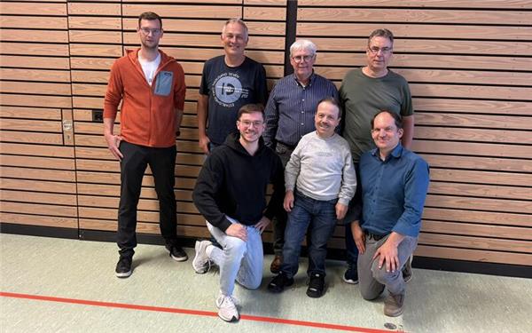 Der neue Bezirksausschuss mit (hinten von links) Michael Kocheisen (Ressortleiter Einzelsport), Thomas Holzapfel (Ressortleiter Öffentlichkeitsarbeit), Hans Martin (Bezirksvorsitzender), Ralph Decker (Ressortleiter Damen), (vorne von links) Leon Diehl (Ressortleiter Mannschaftssport), Achim Pusskeiler (Pokalspielleiter) und Jens Uwe Renz (Bezirksjugendvorsitzender) GB-Foto: Holzapfel