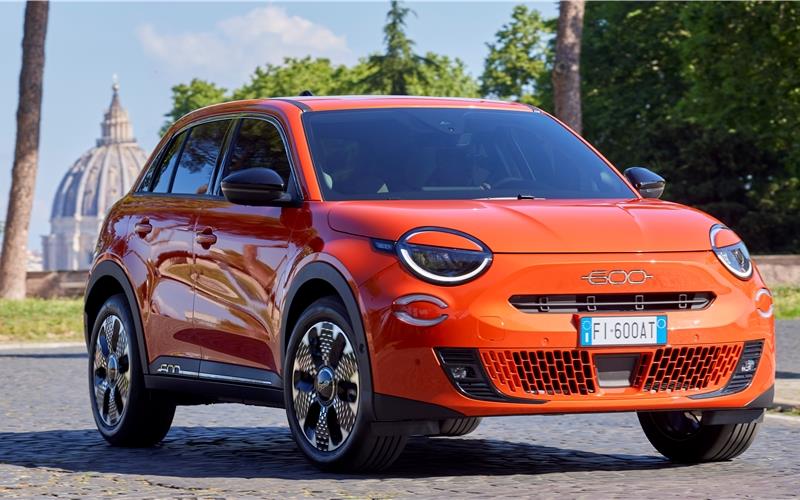 Der neue Fiat 600e: Für Outdoor-Fans und Stadtmenschen eine idealeLösung.GB-Foto: Lorenzo Poli