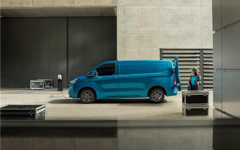 Der neue FordE-Transit Custom: Der tiefere Fahrzeugboden erleichtert das Be- und Entladen des Laderaums. GB-Fotos: gb