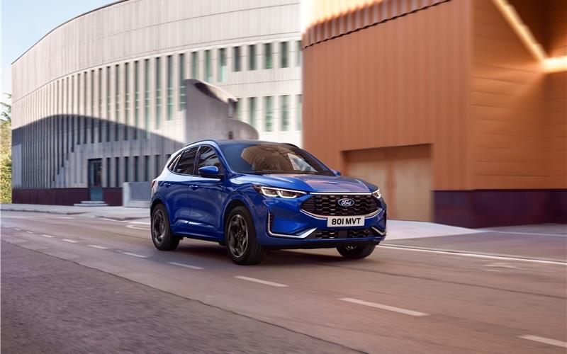 Markante Lichtleiste
für die Frontpartie Der neue Ford Kuga: Innen wieaußen deutlichaufgewertet.GB-Foto: Ford