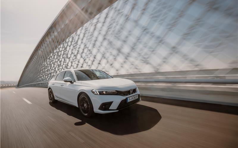 Klares, elegantes und sportliches Design Der neue HondaCivic e:HEV verfügt über einenserienmäßigenHybridantrieb.GB-Fotos: gb