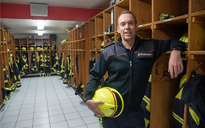 Der neue Kommandant Dominic Schuld freut sich über „lauter hoch motivierte Leute“, aber im Gerätehaus geht allmählich der Platz aus. GB-Foto: Vecsey