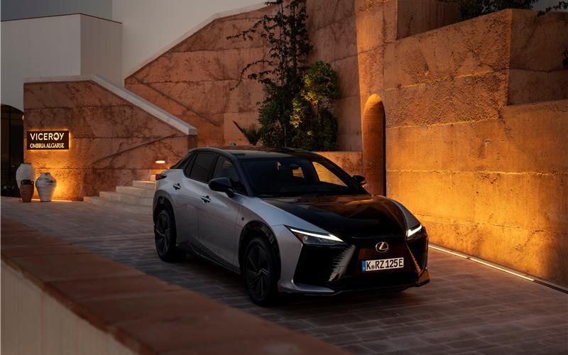 Der neue Lexus RZ: Durch das neue Lenksystem gibt es keine mechanische Verbindung mehr zwischen Lenkrad und Vorderrädern.GB-Foto:Jeroen Peeters