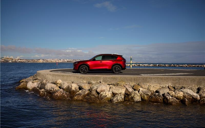 Der neue Mazda CX-5 punktet mit neuen Proportionen und verlängertem Radstand.GB-Foto