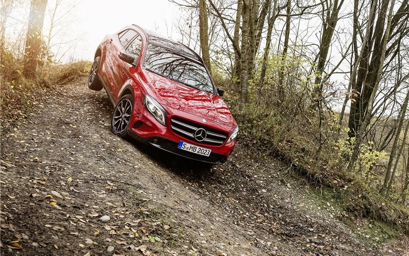 Der neue Mercedes-Benz GLA in jupiterrot: 4Matic-Modelle verfügen über ein Offroad-Paket