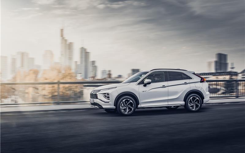 Der neue Mitsubishi Eclipse Cross Plug-in-Hybrid: In der Seitenansicht weiterhin auf Anhieb als Coupé-SUV erkennbarGB-Fotos: gb