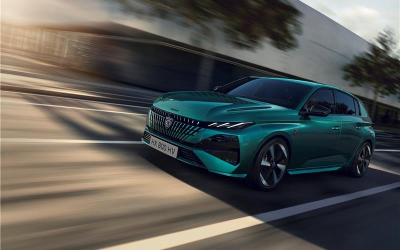 Der neue Peugeot E 308: Das erstmals beleuchtete Peugeot-Logo ab GT steht im Mittelpunkt der überarbeiteten Frontpartie. GB-Foto