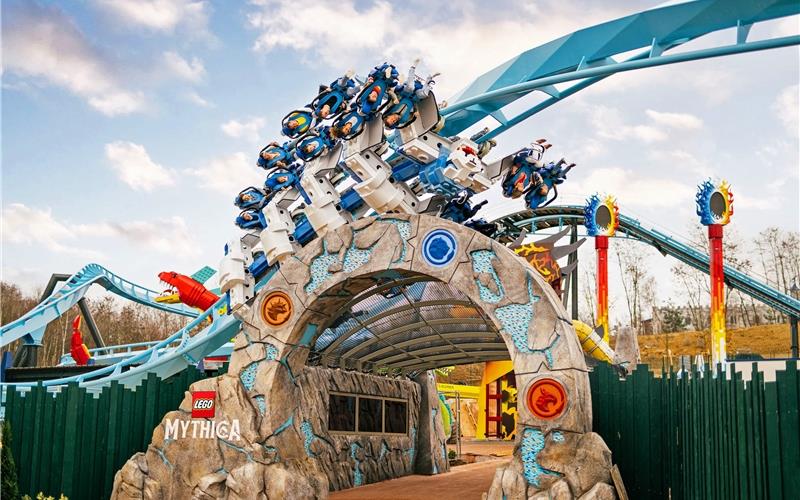 „Gäubote“-Familien-Tour: Abenteuer und Fantasie im Legoland Der neue Themenbereich „Lego Mythica“ mit spektakulärer Flügelachterbahn.GB-Fotos: Legoland Deutschland