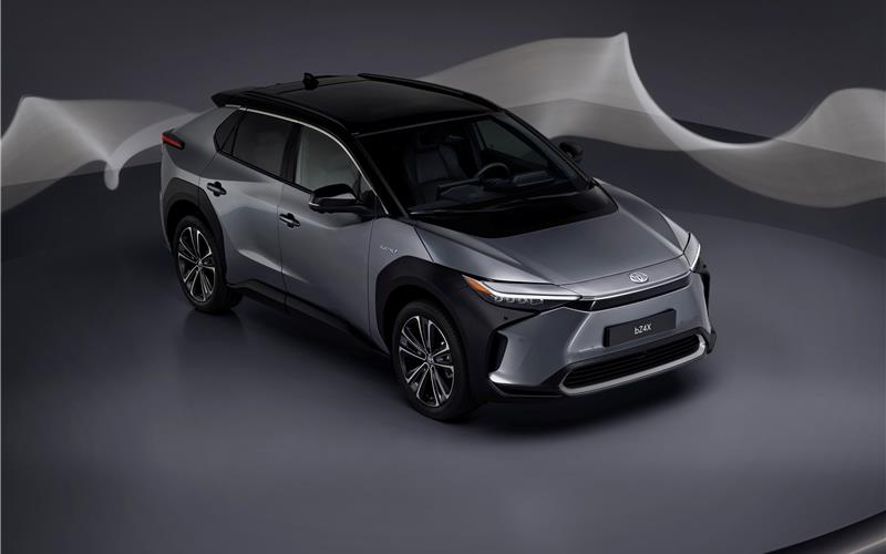 Der neue Toyota bZ4X: Das von schmalenScheinwerfern und Aero-Elementeneingerahmte„Gesicht“ ist das Markenzeichenaller neuenbatterieelektrischen Toyota Fahrzeuge.GB-Fotos: gb