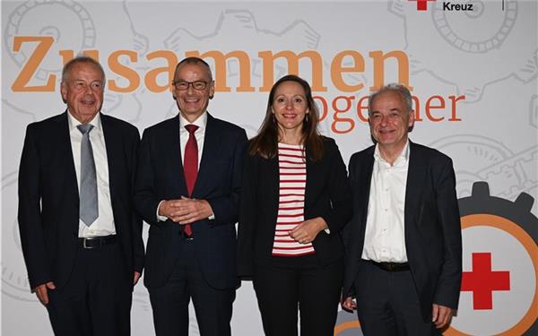 Der neue Vorstand des DRK-Kreisverbands Böblingen (von links): Schatzmeister Gerd Sprecher, Präsident Hans Dieter Scheerer, Vizepräsidentin Jasmina Hostert und Justiziar Dr. Tobias Brenner. GB-Foto: Reichert