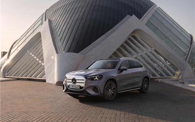 Der neue vollelektrische Mercedes-BenzGLC 400 4MATIC :Mit einem neu gestalteten, markenprägenden und verchromten Kühlergrill.GB-Foto:Mercedes-Benz AG