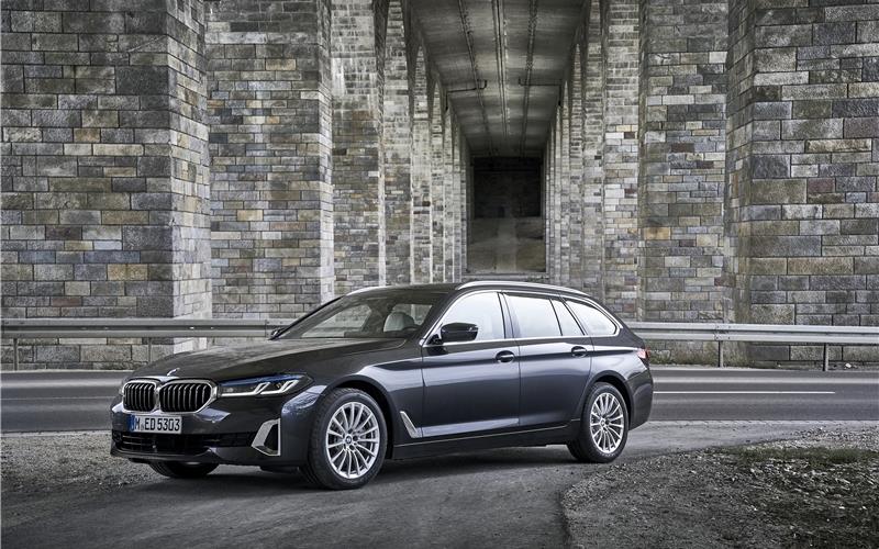 Elegantes Linienspiel
des Exterieurs Der neueBMW 5er Touring:Zu den auffälligsten Merkmalen an der neu gestalteten Fahrzeugfront gehört die breitere und höhere BMW-NiereGB-Fotos: gb