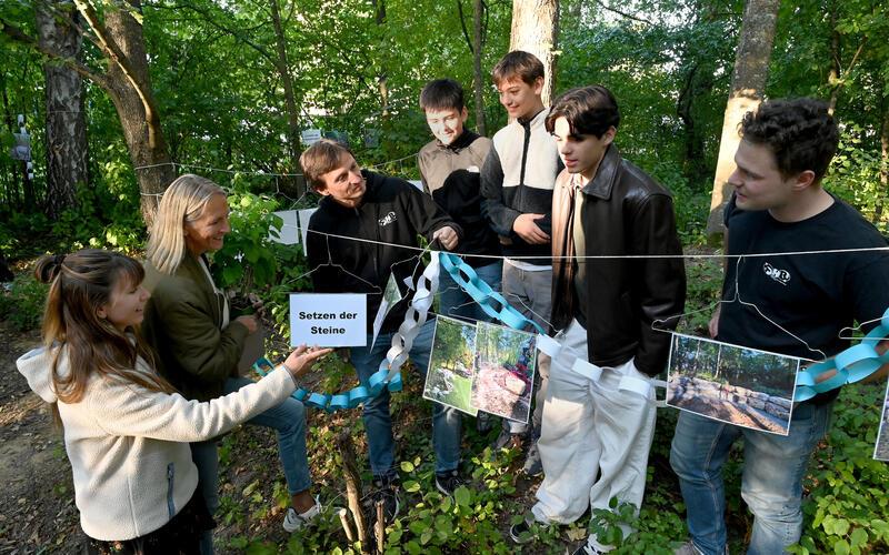 Der selbst gebaute Grüne Lernraum der Theodor-Heuss-Realschule konnte eingeweiht werden. Freude herrscht bei den Initiatoren (von links) Dominika Ochmann, Conni Zeller und Helmut Buck mit Schülern. GB-Foto: Holom